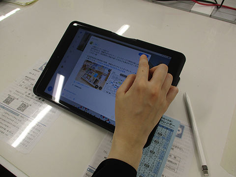 大崎市図書館でのiPad活用の様子1